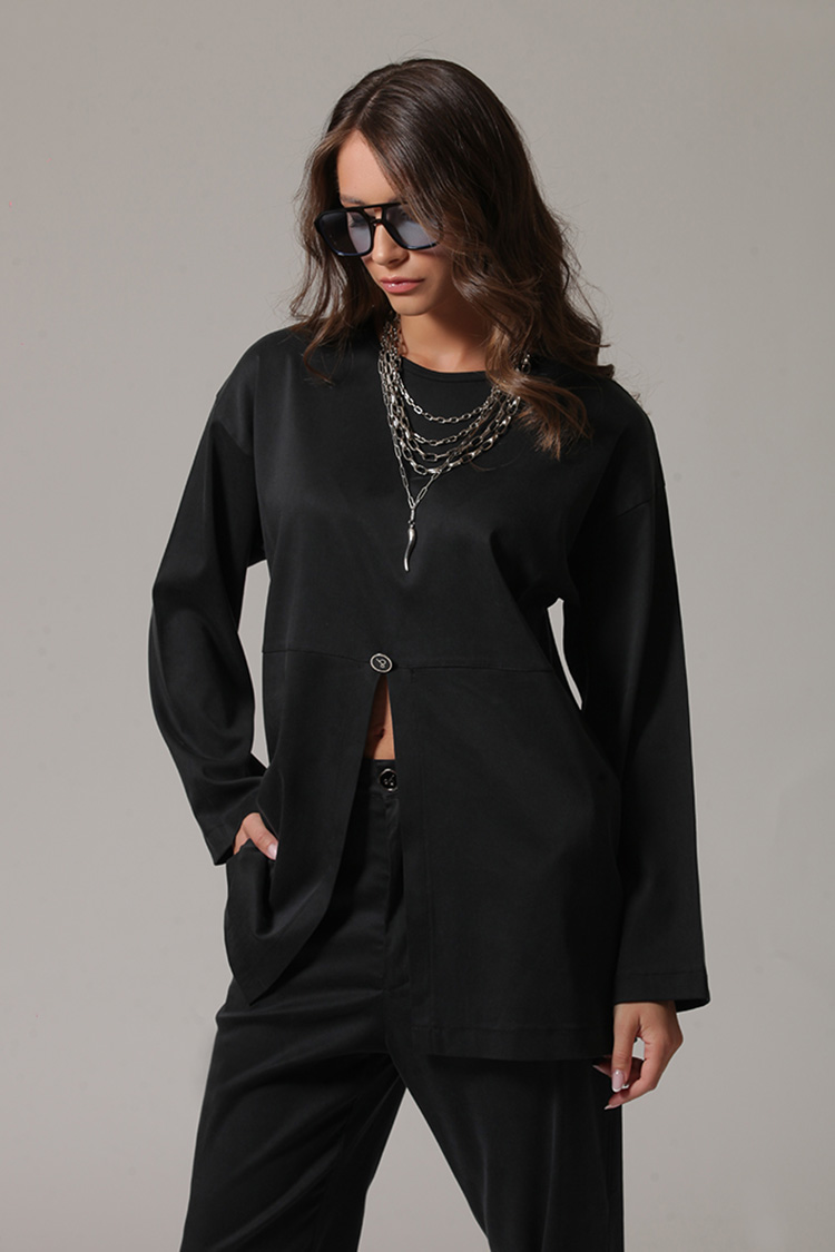 BLOUSE WITH FRONT SLIT AND LOGO BUTTON BLACK
