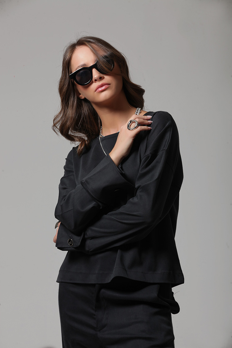 LOOSE-FIT BLOUSE WITH DOUBLE CUFF