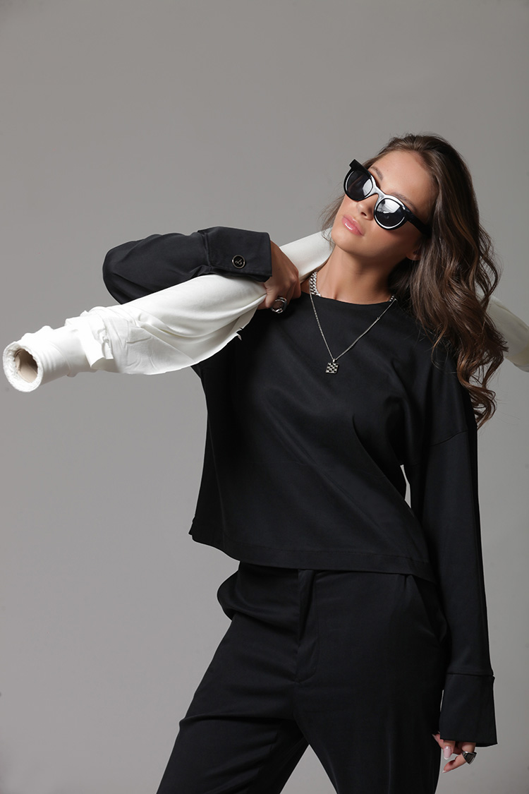 LOOSE-FIT BLOUSE WITH DOUBLE CUFF