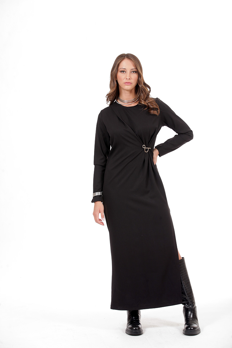 PLEATED LONG DRESS WITH LOGO PIN DETAIL