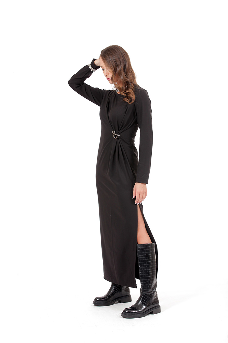 PLEATED LONG DRESS WITH LOGO PIN DETAIL