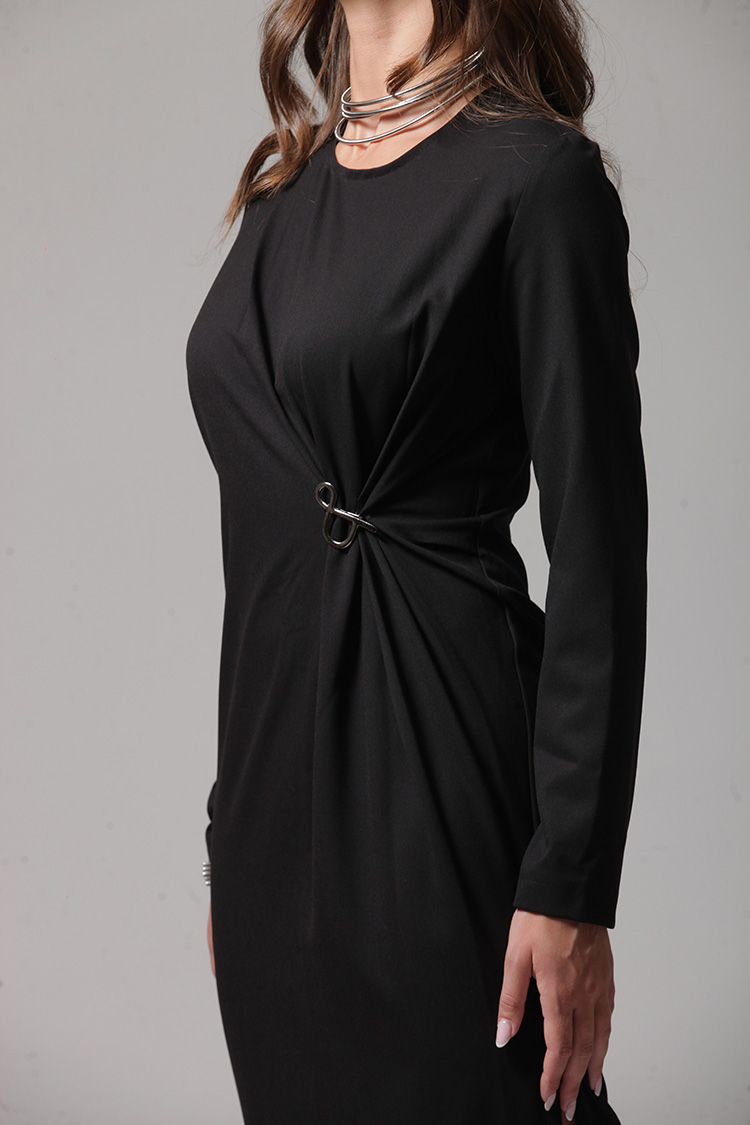 PLEATED LONG DRESS WITH LOGO PIN DETAIL