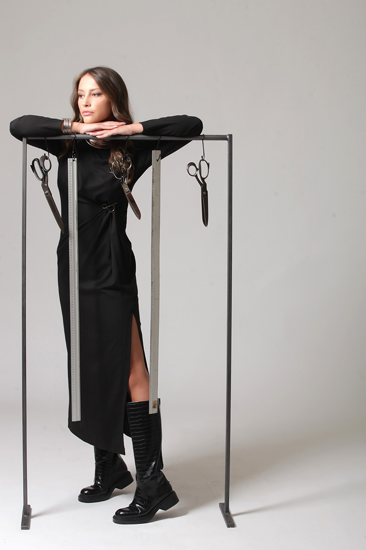 PLEATED LONG DRESS WITH LOGO PIN DETAIL