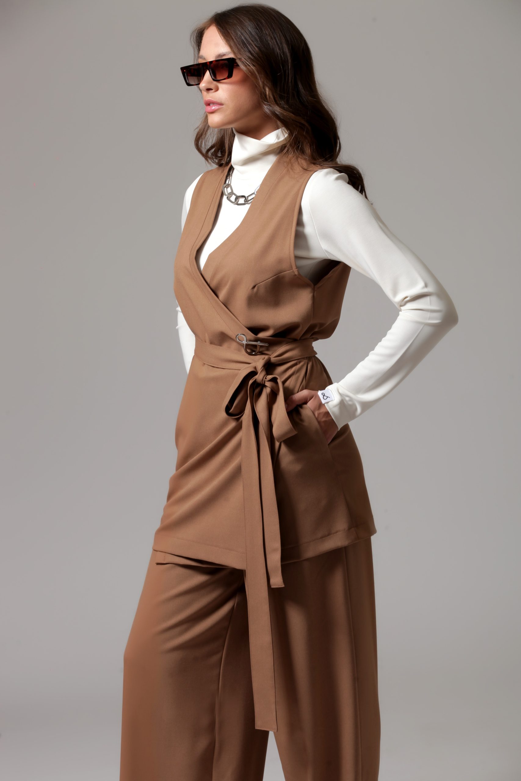 WRAP FRONT WAISTCOAT WITH LOGO PIN CAMEL