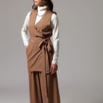 WRAP FRONT WAISTCOAT WITH LOGO PIN CAMEL