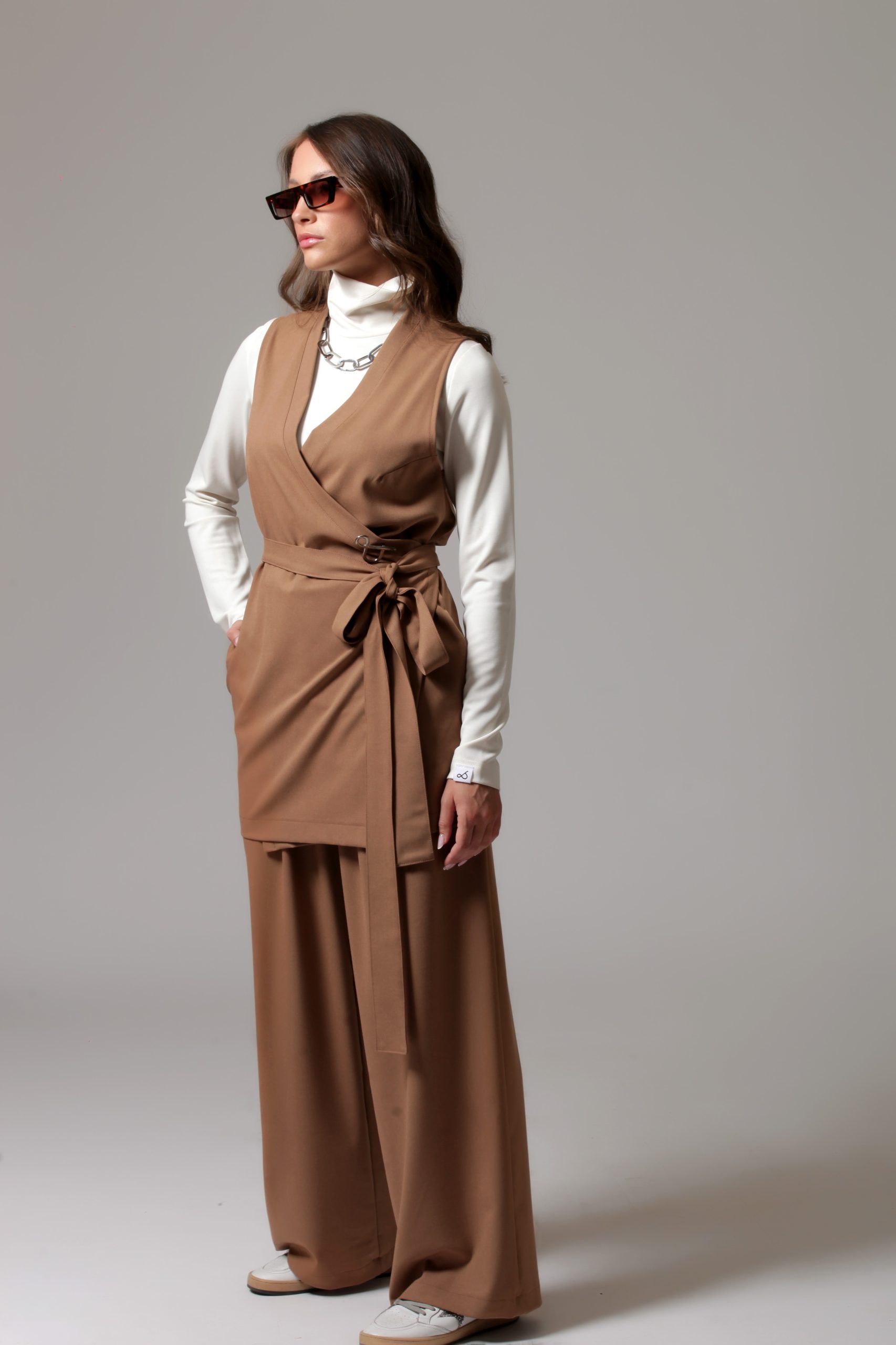 WRAP FRONT WAISTCOAT WITH LOGO PIN CAMEL