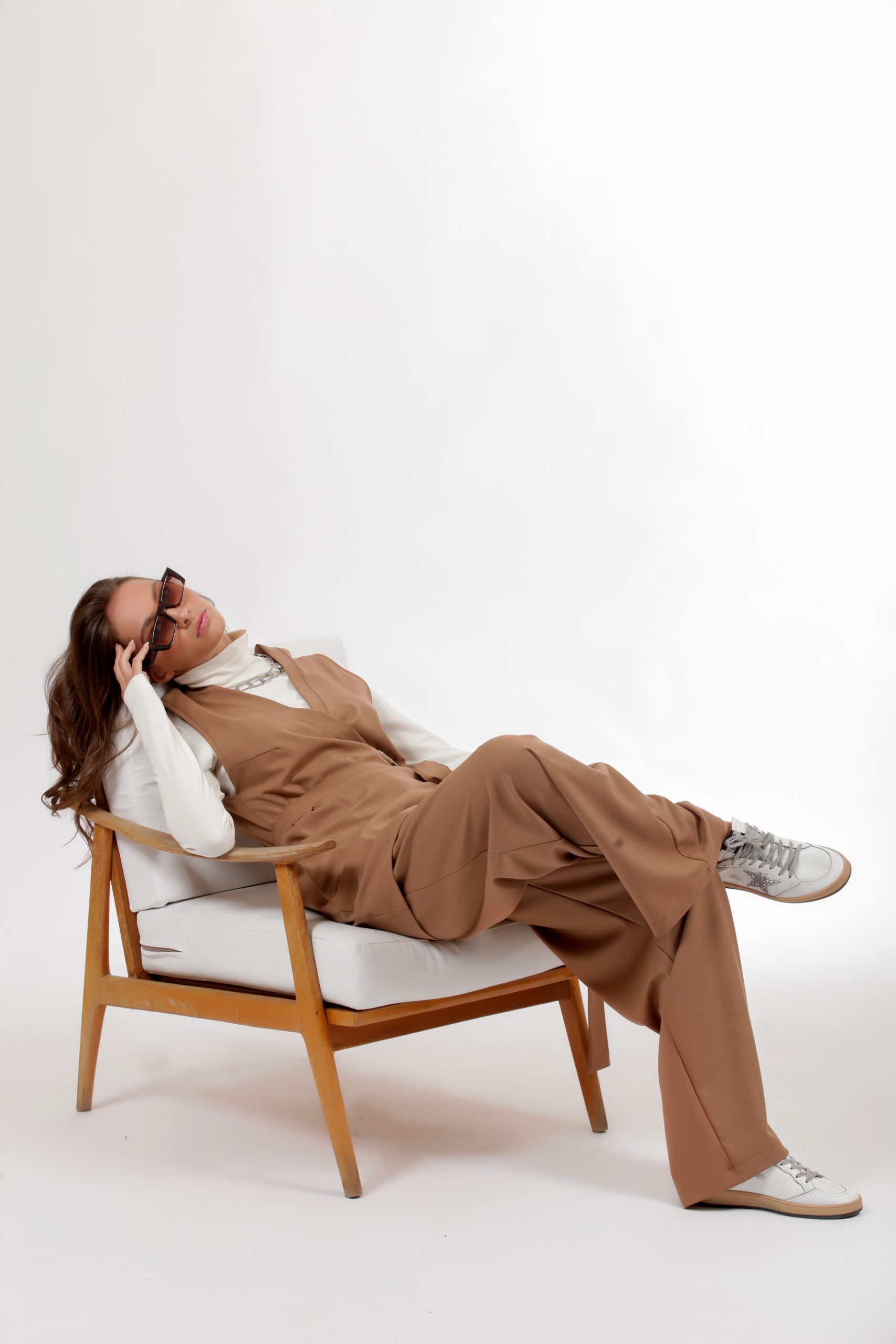 WRAP FRONT WAISTCOAT WITH LOGO PIN CAMEL