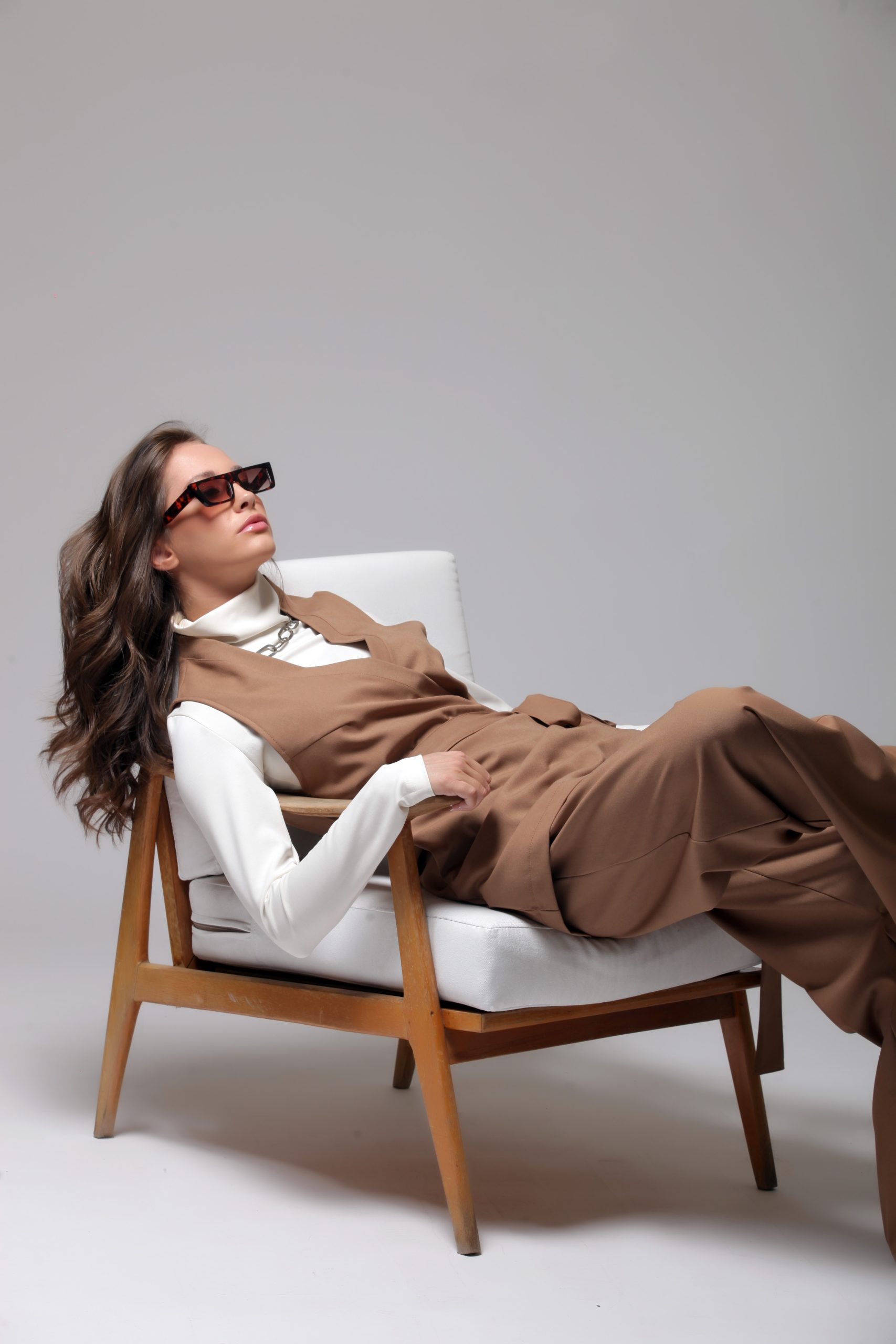 WRAP FRONT WAISTCOAT WITH LOGO PIN CAMEL