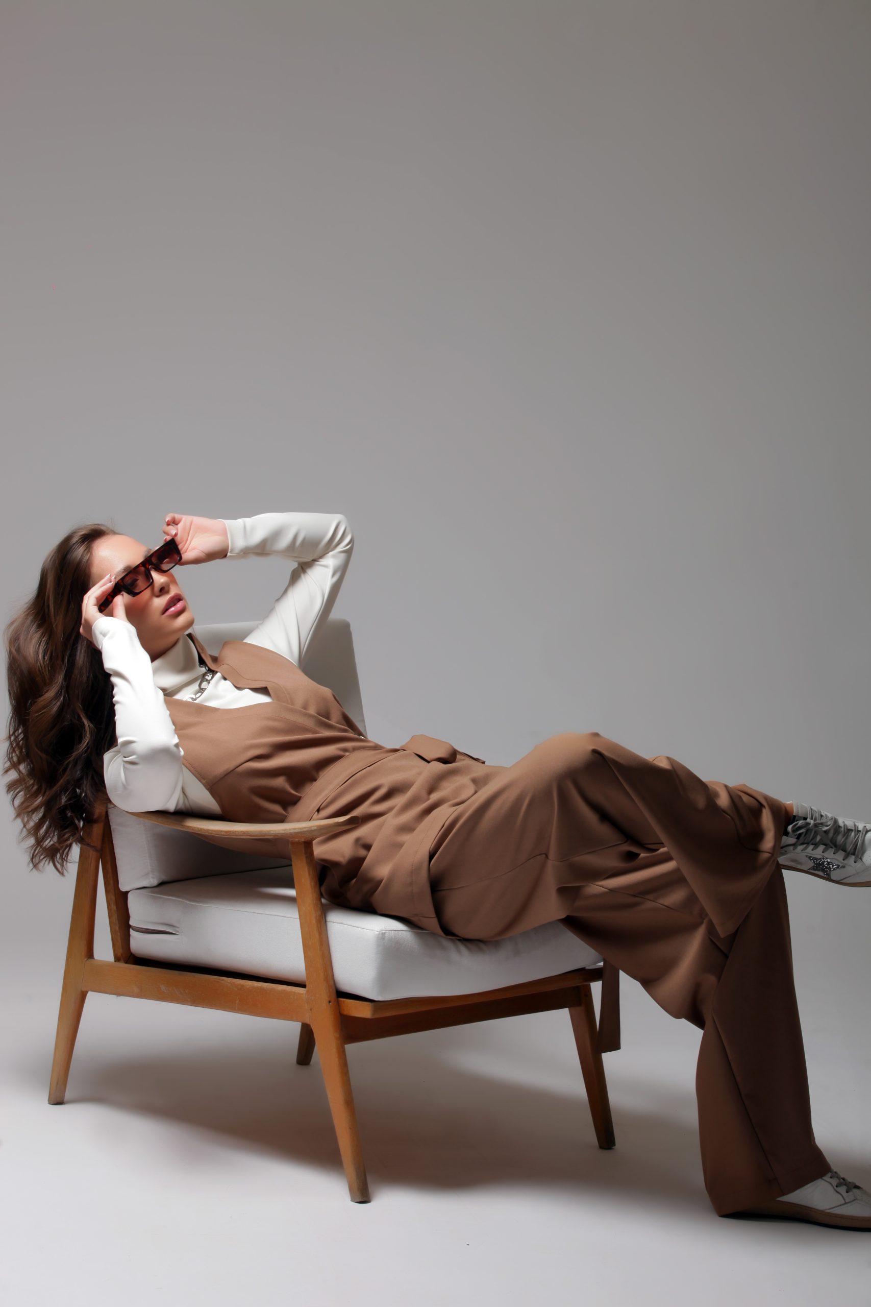 WRAP FRONT WAISTCOAT WITH LOGO PIN CAMEL