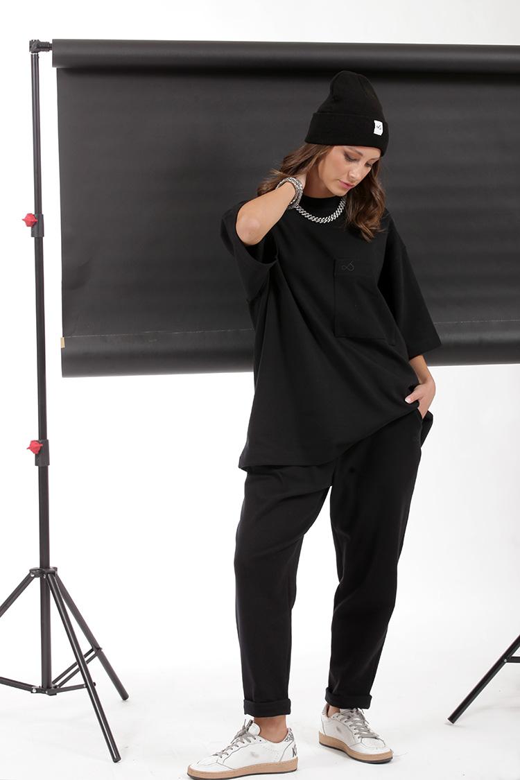 UNISEX LOGO TOP WITH FRONT POCKET BLACK