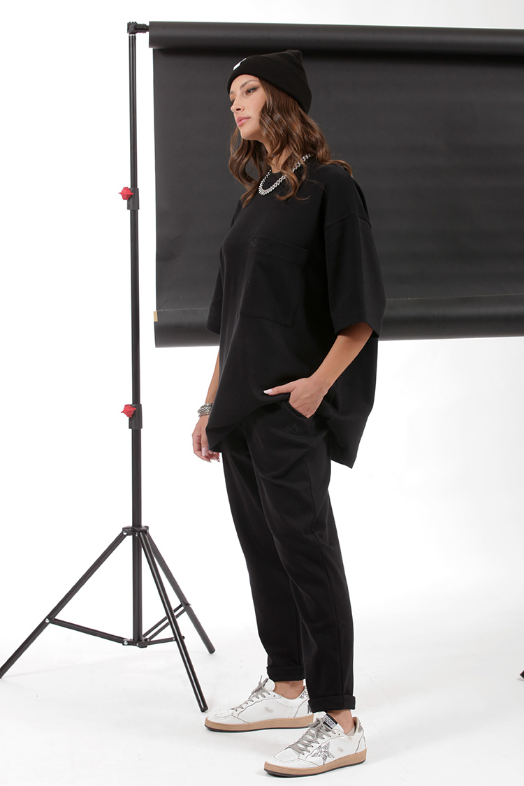 UNISEX LOGO TOP WITH FRONT POCKET BLACK