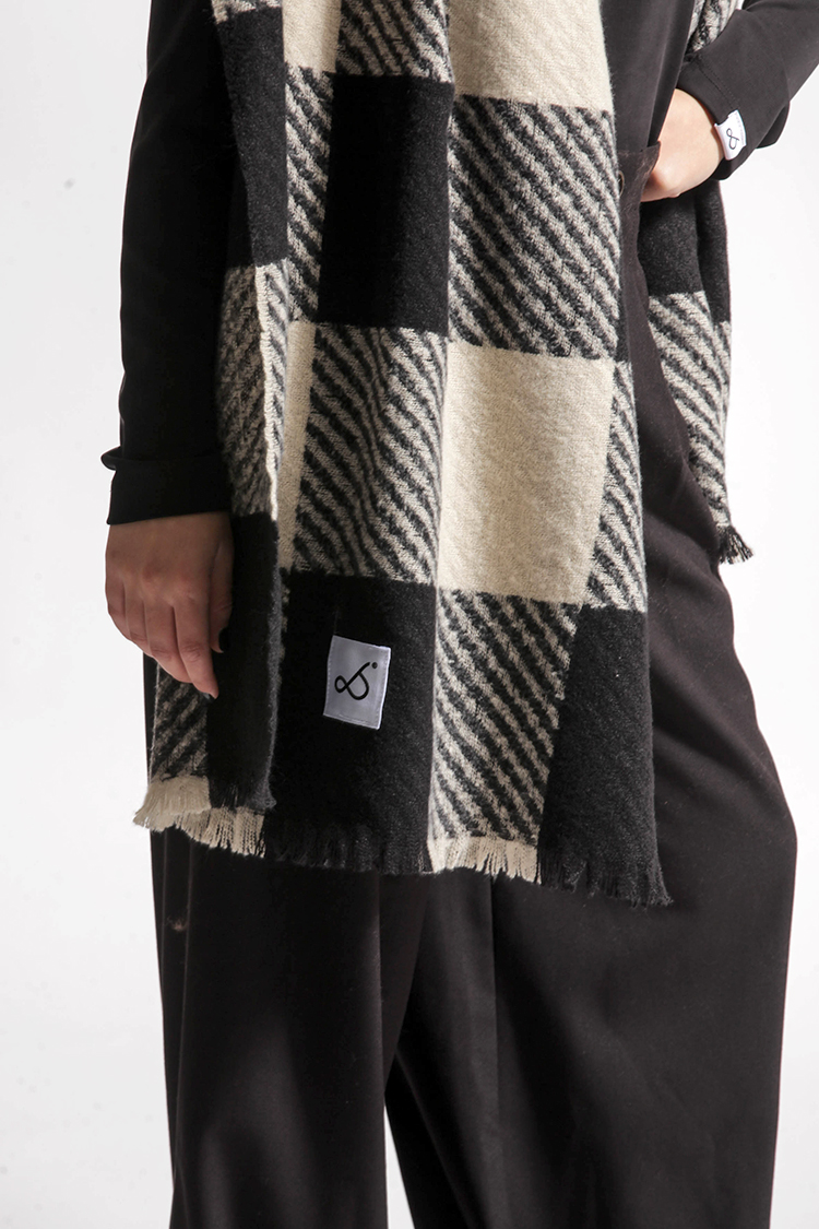 BLACK & CREAM SCARF