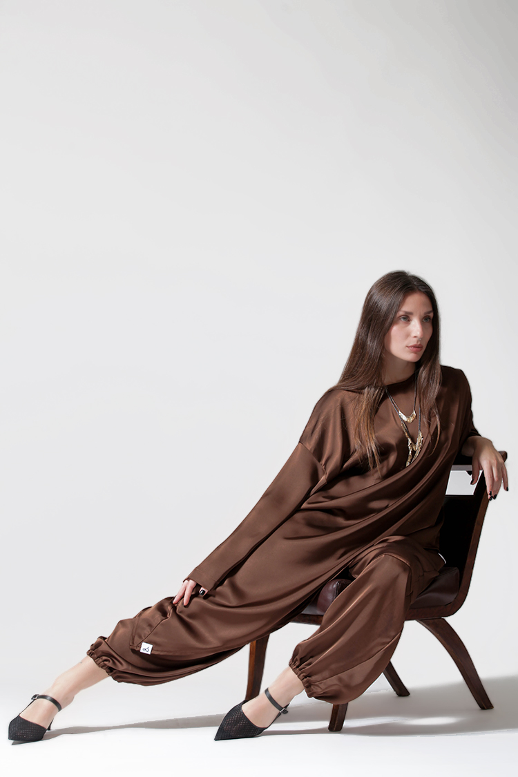 WIDE-LEG SATIN PANTS IN CLOCOLATE