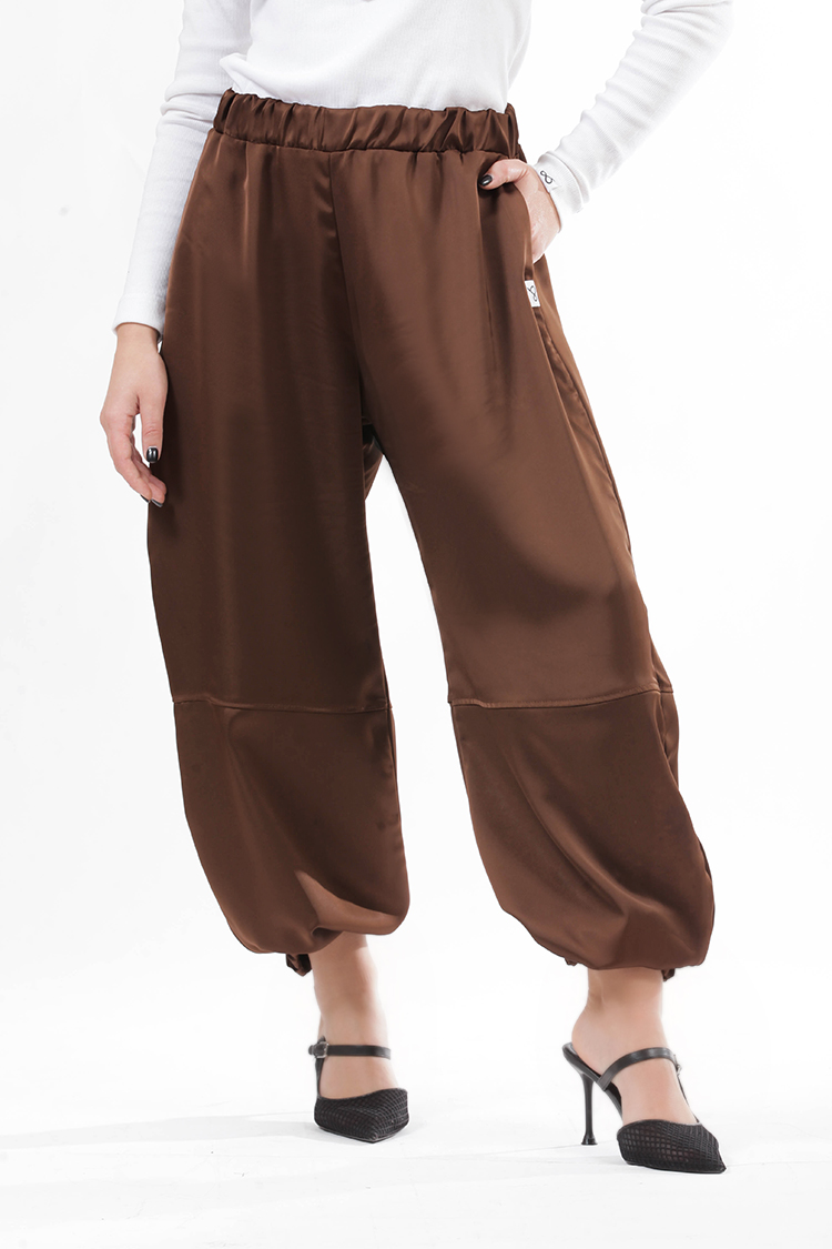 WIDE-LEG SATIN PANTS IN CLOCOLATE