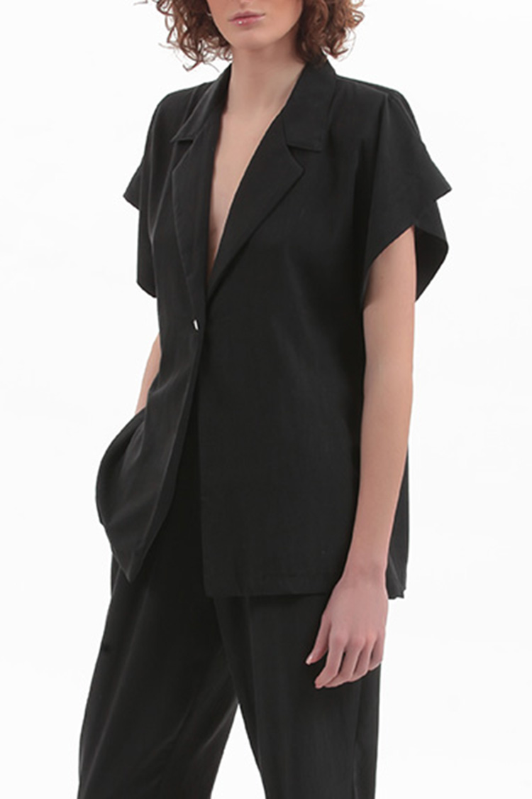 BLAZER WITH OVERSIZED SHOULDERS AND LOGO BUTTON DETAIL — BLACK