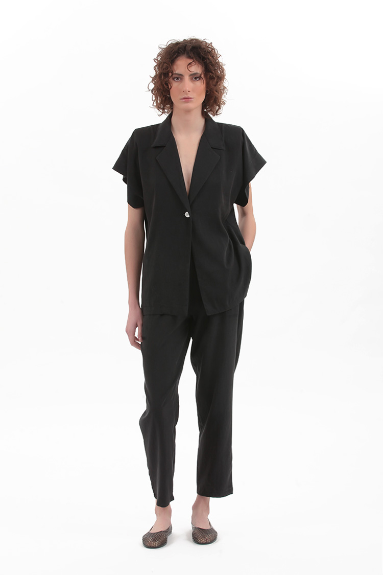 BLAZER WITH OVERSIZED SHOULDERS AND LOGO BUTTON DETAIL — BLACK