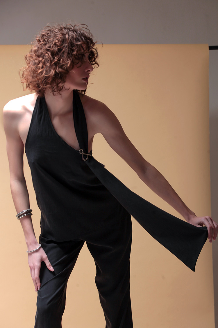 BACKLESS TOP WITH LOGO PIN DETAIL — BLACK