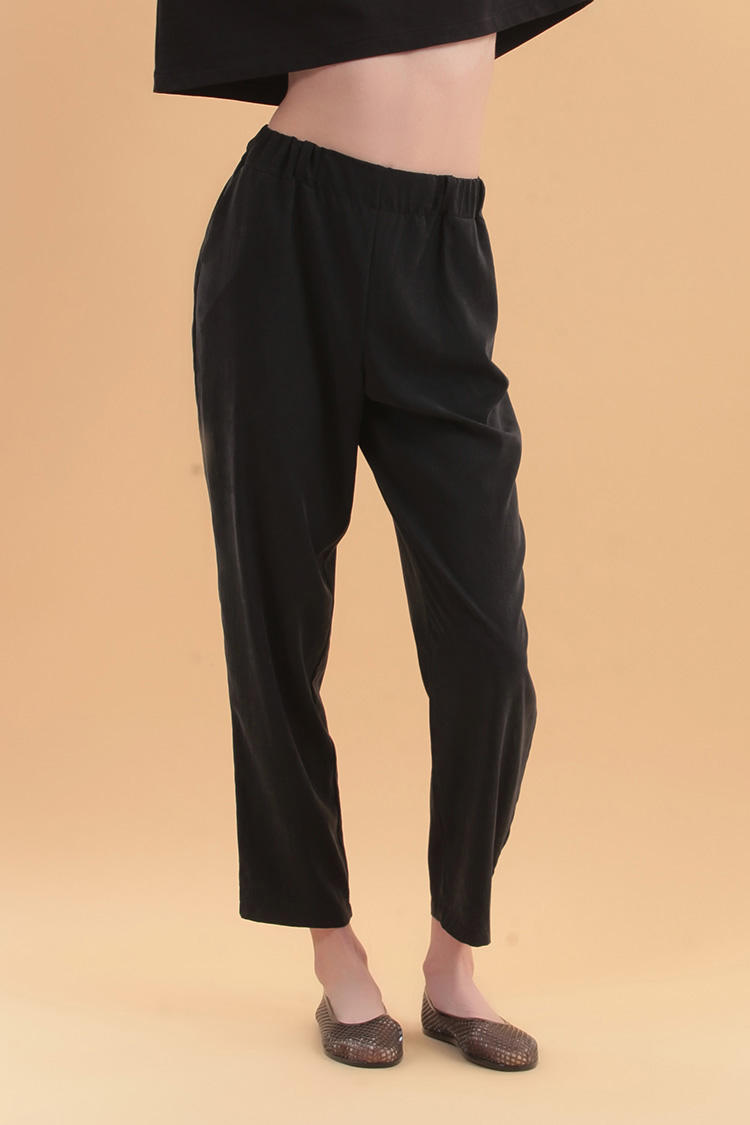 CROPPED TROUSERS WITH ELASTICATED WAIST — BLACK