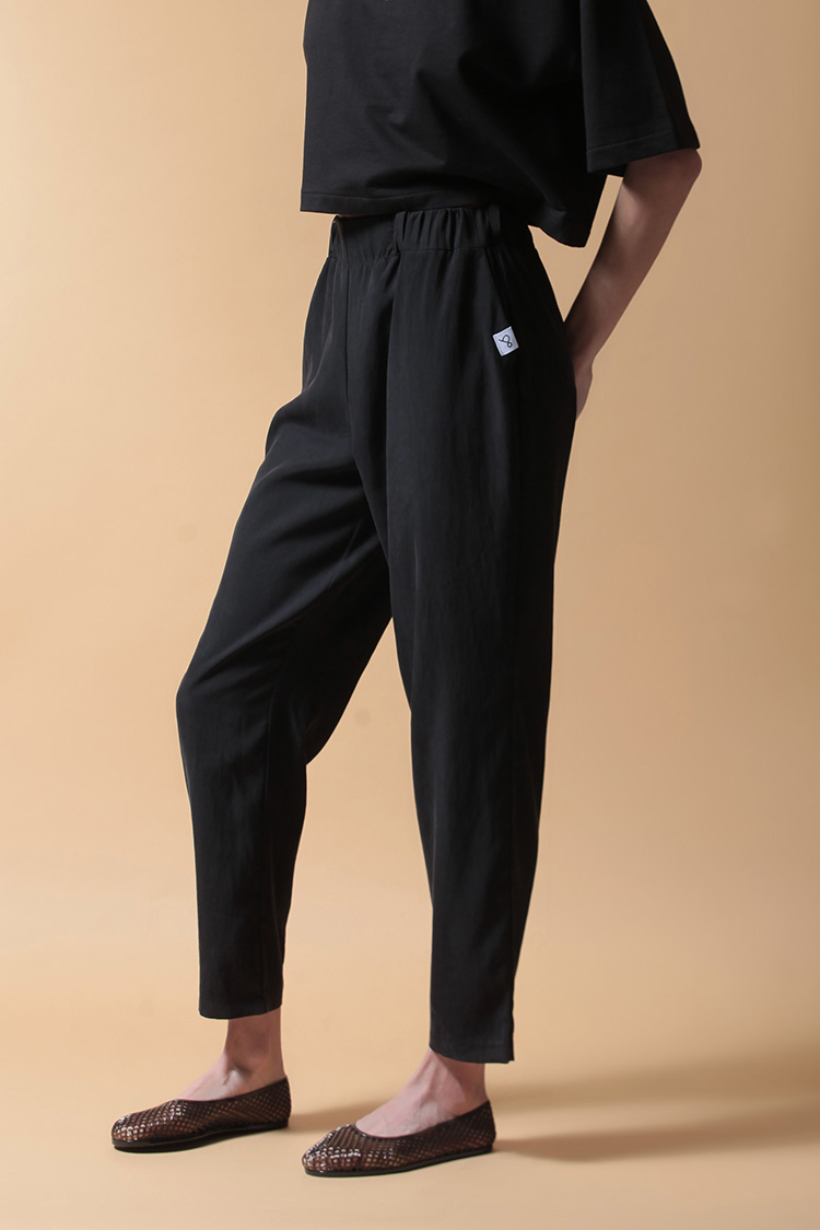 CROPPED TROUSERS WITH ELASTICATED WAIST — BLACK