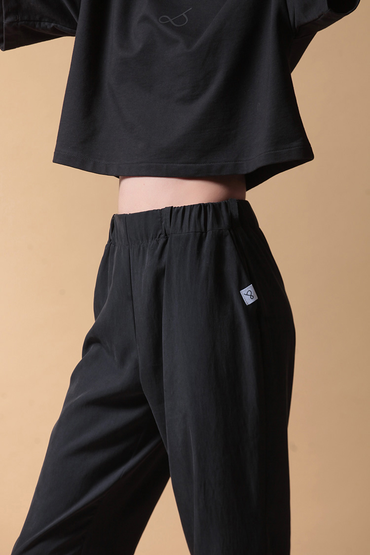 CROPPED TROUSERS WITH ELASTICATED WAIST — BLACK
