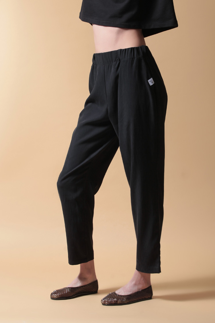 CROPPED TROUSERS WITH ELASTICATED WAIST — BLACK
