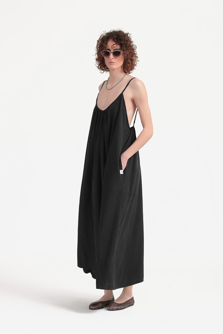 LONG DRESS WITH A DEEP BACK — BLACK