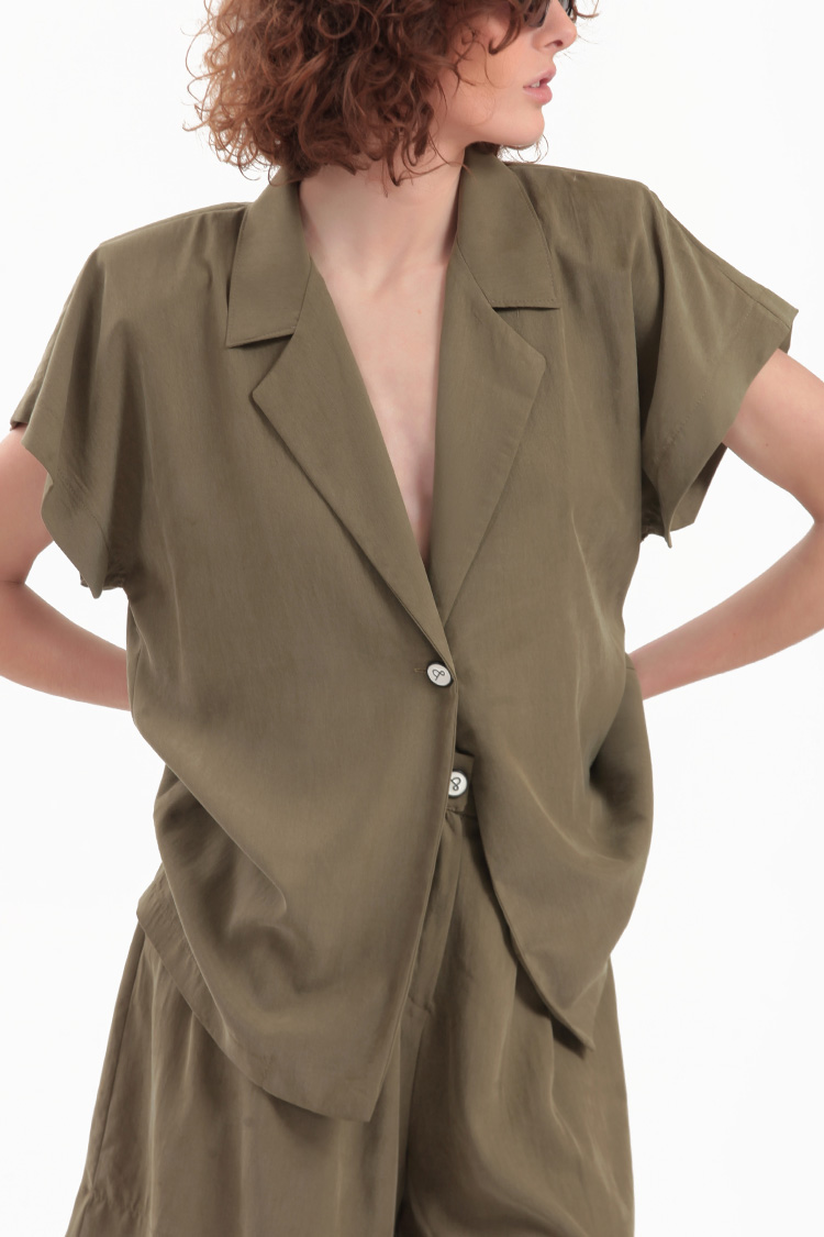 BLAZER WITH OVERSIZED SHOULDERS AND LOGO BUTTON DETAIL — CHAKI