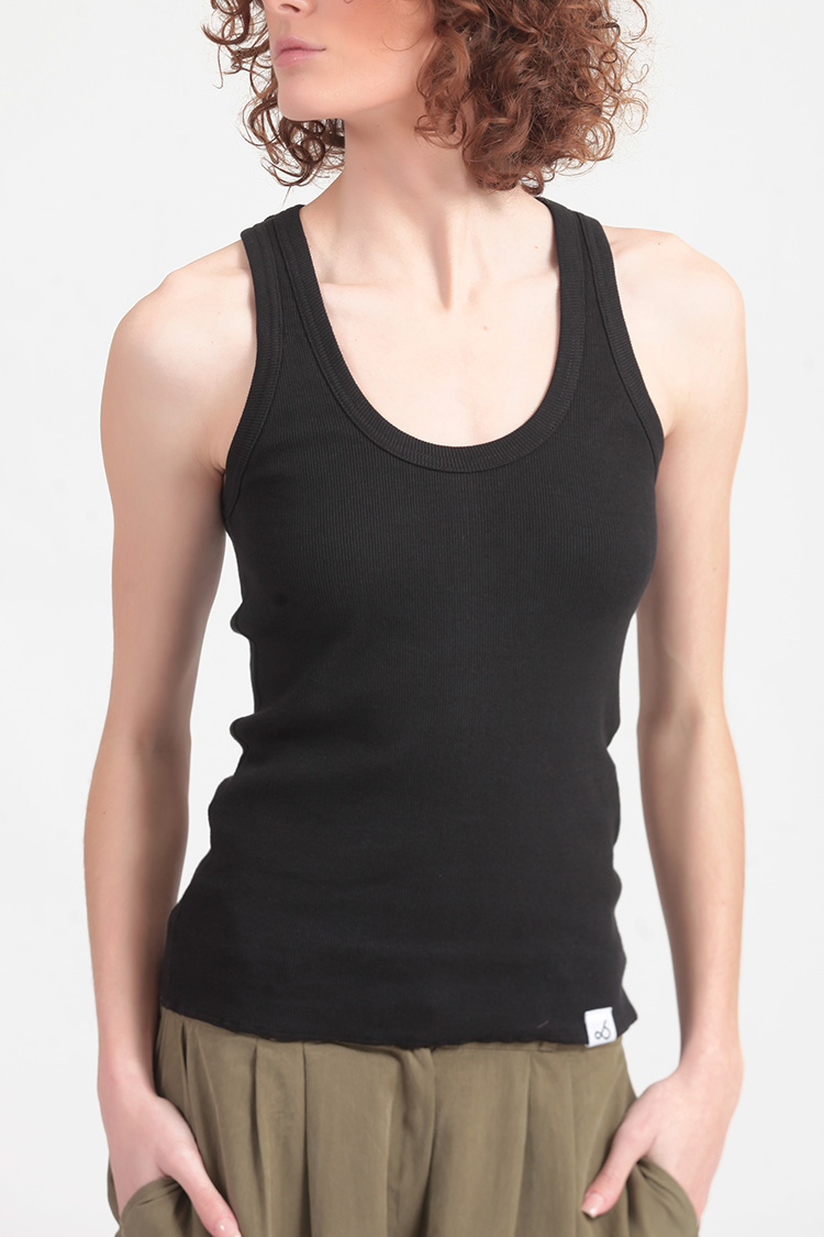 SLEEVELESS RIBBED FITTED TOP — BLACK