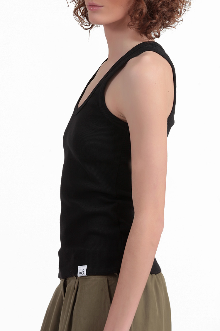 SLEEVELESS RIBBED FITTED TOP — BLACK