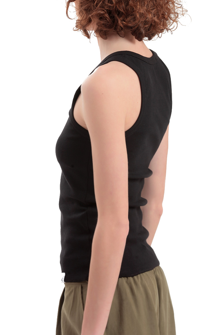 SLEEVELESS RIBBED FITTED TOP — BLACK