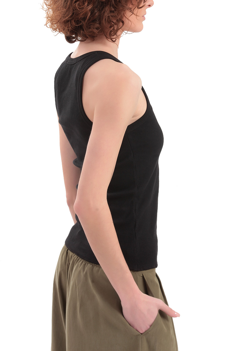 SLEEVELESS RIBBED FITTED TOP — BLACK