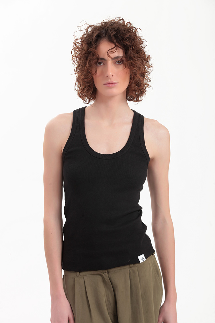 SLEEVELESS RIBBED FITTED TOP — BLACK