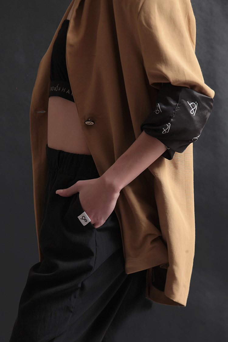 UNISEX BLAZER WITH OVERSIZED SHOULDERS AND LOGO BUTTON DETAIL — BEIGE