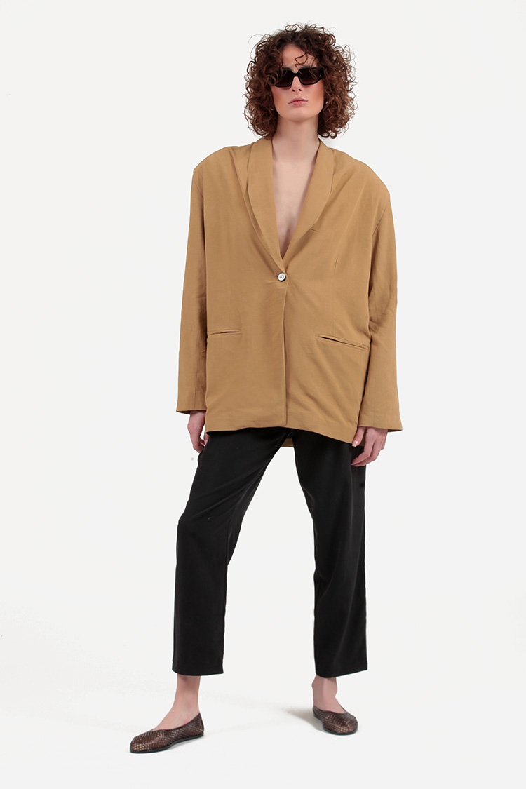 UNISEX BLAZER WITH OVERSIZED SHOULDERS AND LOGO BUTTON DETAIL — BEIGE