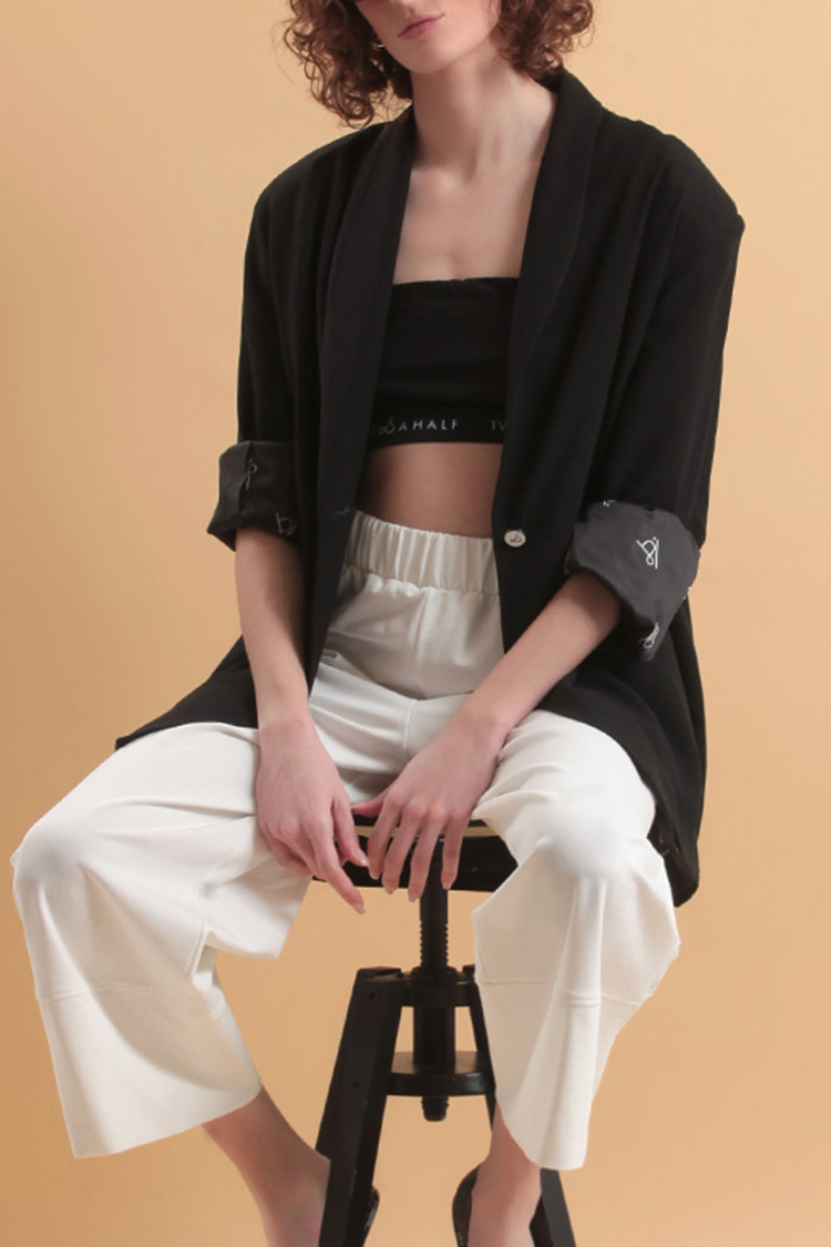 UNISEX BLAZER WITH OVERSIZED SHOULDERS AND LOGO BUTTON DETAIL — BLACK