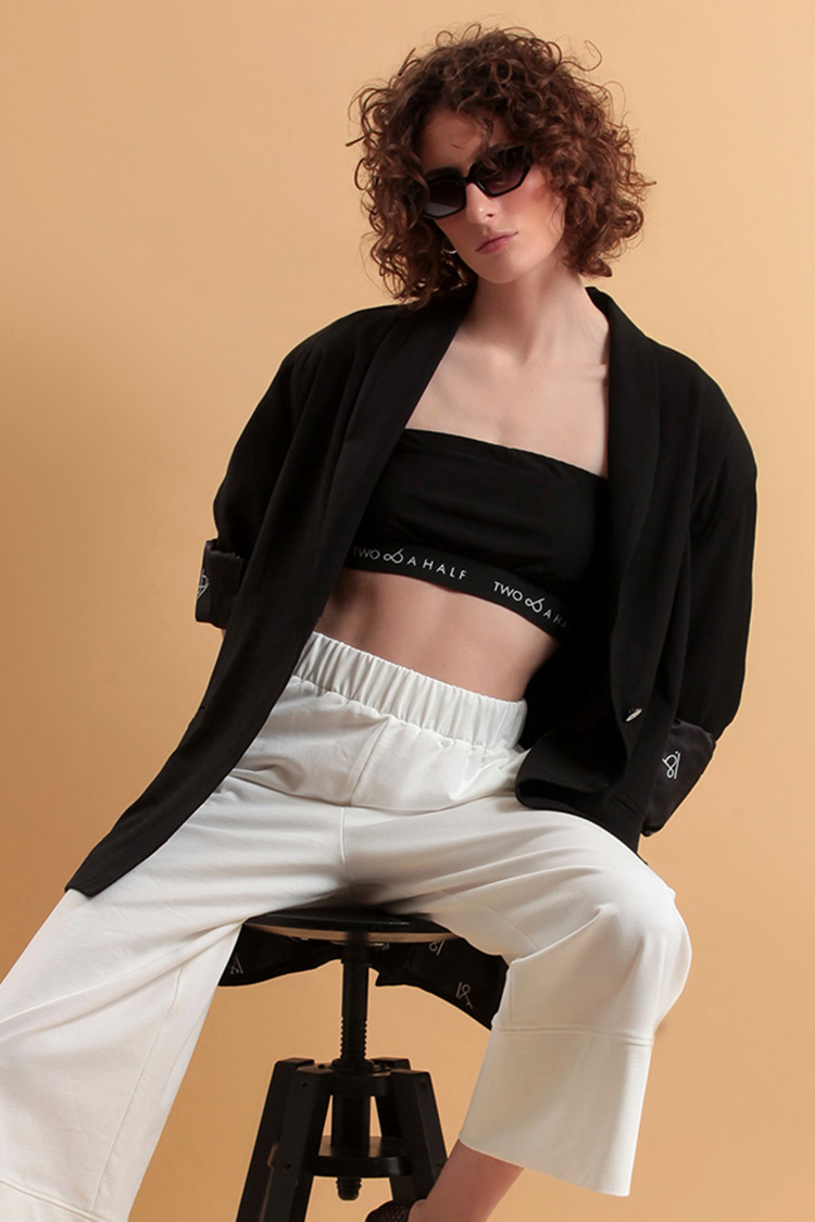 UNISEX BLAZER WITH OVERSIZED SHOULDERS AND LOGO BUTTON DETAIL — BLACK