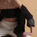 UNISEX BLAZER WITH OVERSIZED SHOULDERS AND LOGO BUTTON DETAIL — BLACK