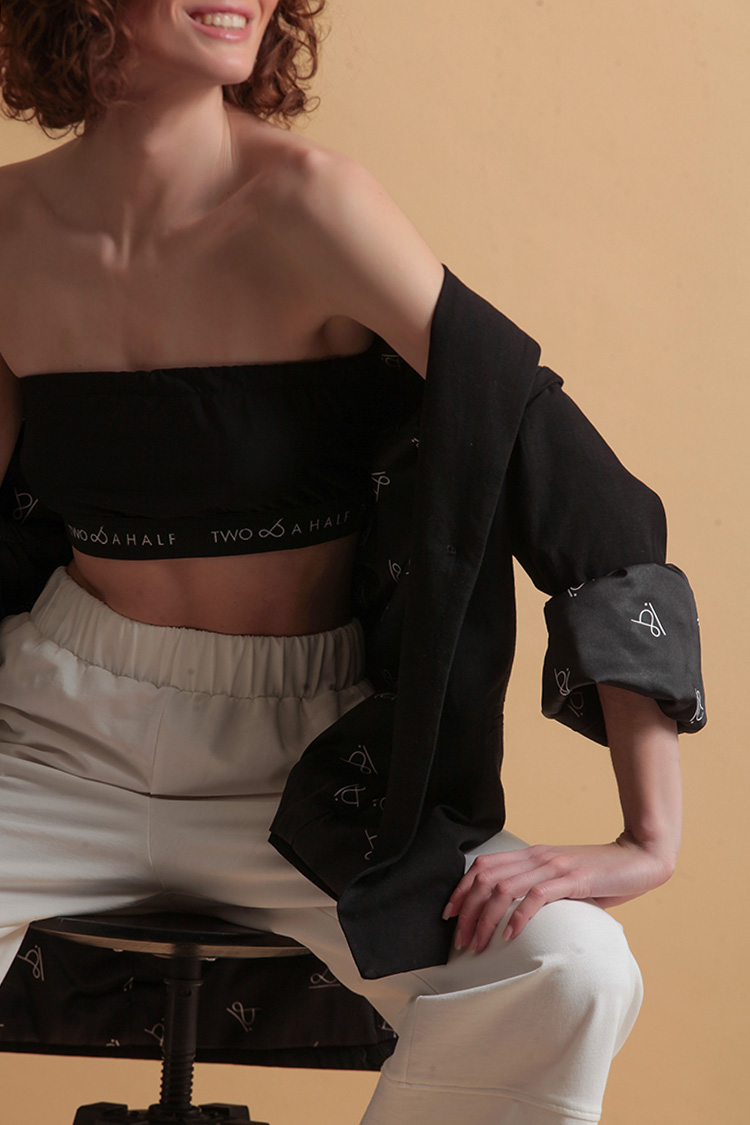 UNISEX BLAZER WITH OVERSIZED SHOULDERS AND LOGO BUTTON DETAIL — BLACK