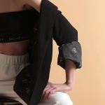 UNISEX BLAZER WITH OVERSIZED SHOULDERS AND LOGO BUTTON DETAIL — BLACK