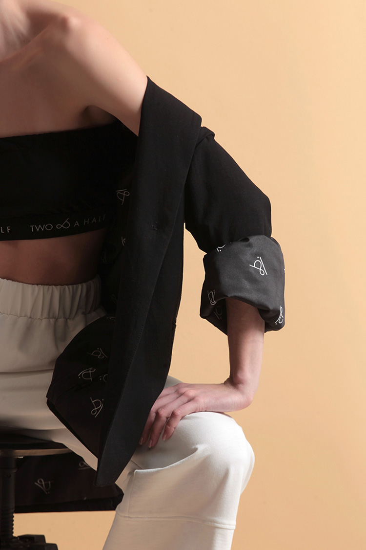 UNISEX BLAZER WITH OVERSIZED SHOULDERS AND LOGO BUTTON DETAIL — BLACK