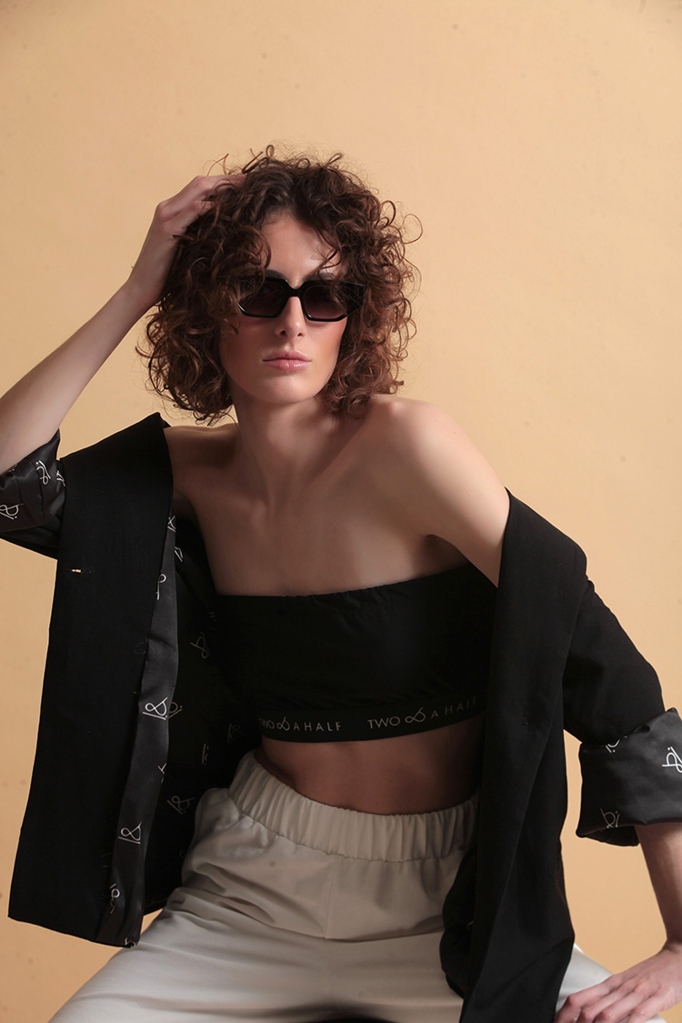 UNISEX BLAZER WITH OVERSIZED SHOULDERS AND LOGO BUTTON DETAIL — BLACK