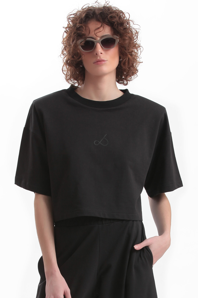 T SHIRT WITH OVERSIZED SHOULDERS AND LOGO — BLACK