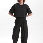 T SHIRT WITH OVERSIZED SHOULDERS AND LOGO — BLACK