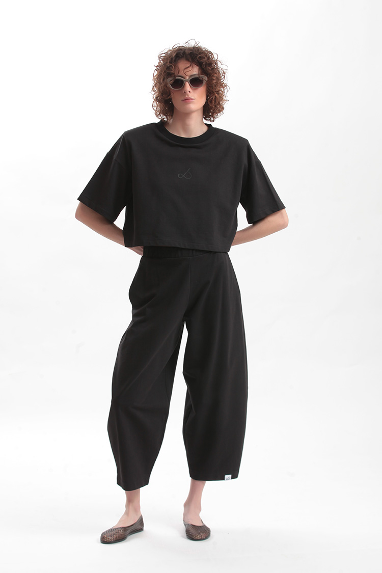 T SHIRT WITH OVERSIZED SHOULDERS AND LOGO — BLACK