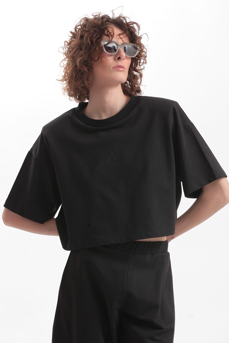 T SHIRT WITH OVERSIZED SHOULDERS AND LOGO — BLACK
