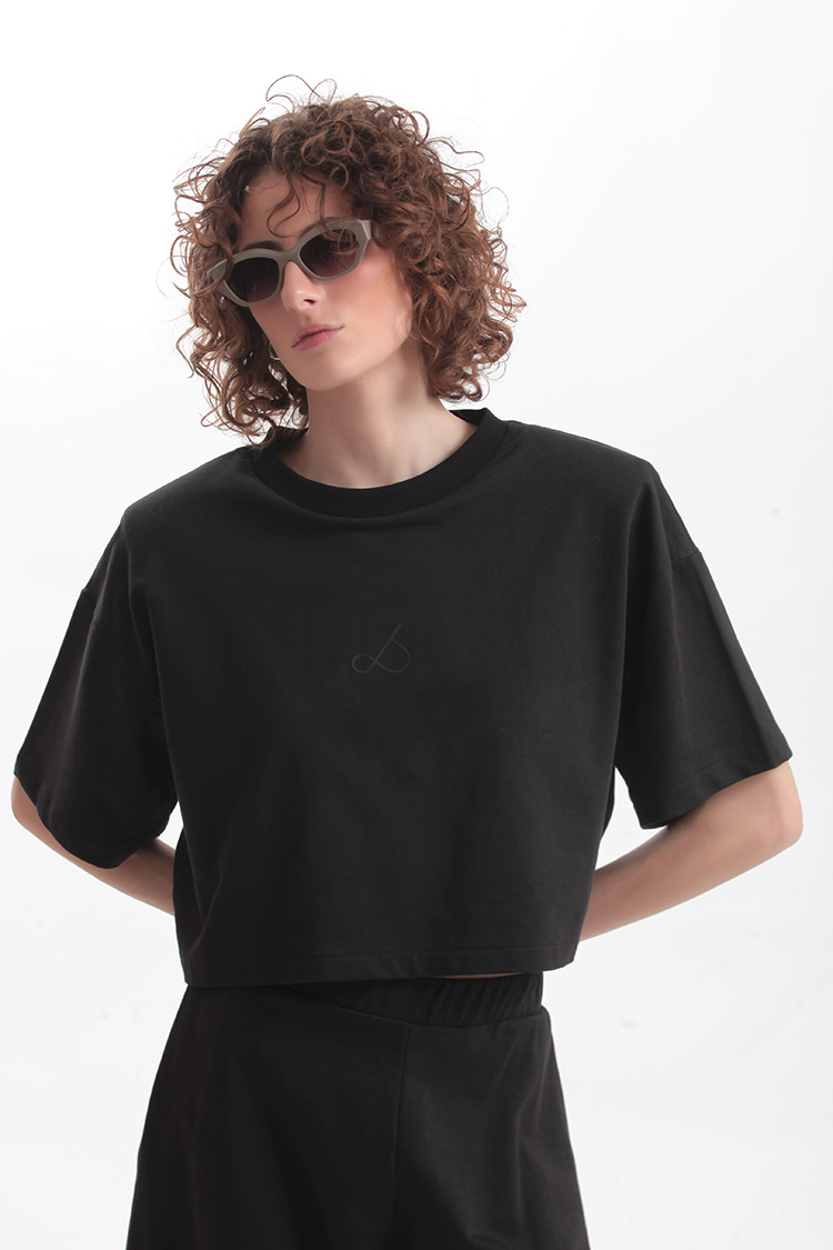 T SHIRT WITH OVERSIZED SHOULDERS AND LOGO — BLACK