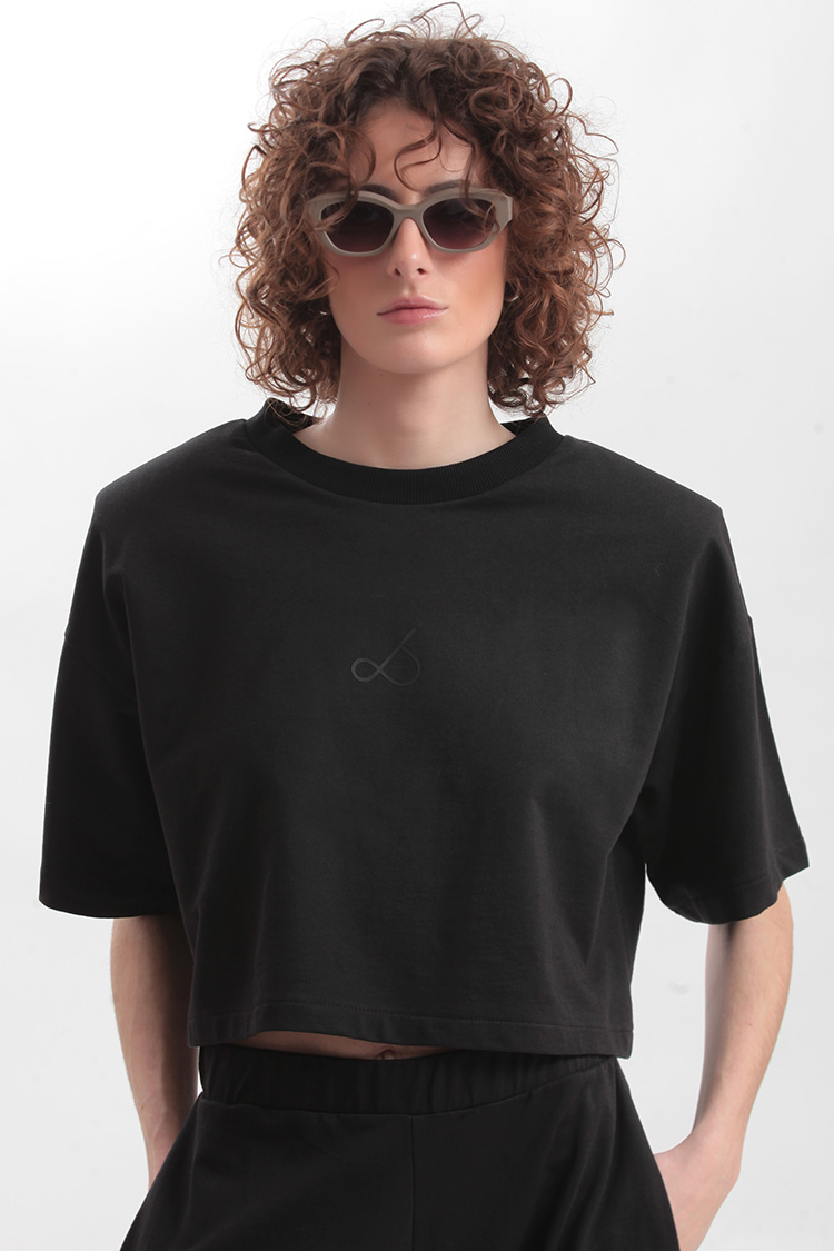 T SHIRT WITH OVERSIZED SHOULDERS AND LOGO — BLACK