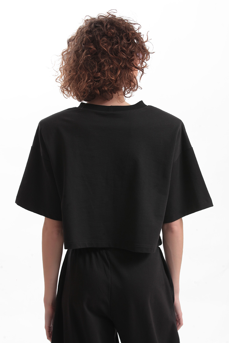 T SHIRT WITH OVERSIZED SHOULDERS AND LOGO — BLACK