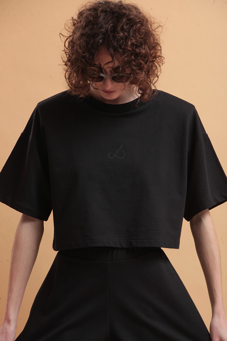 T SHIRT WITH OVERSIZED SHOULDERS AND LOGO — BLACK