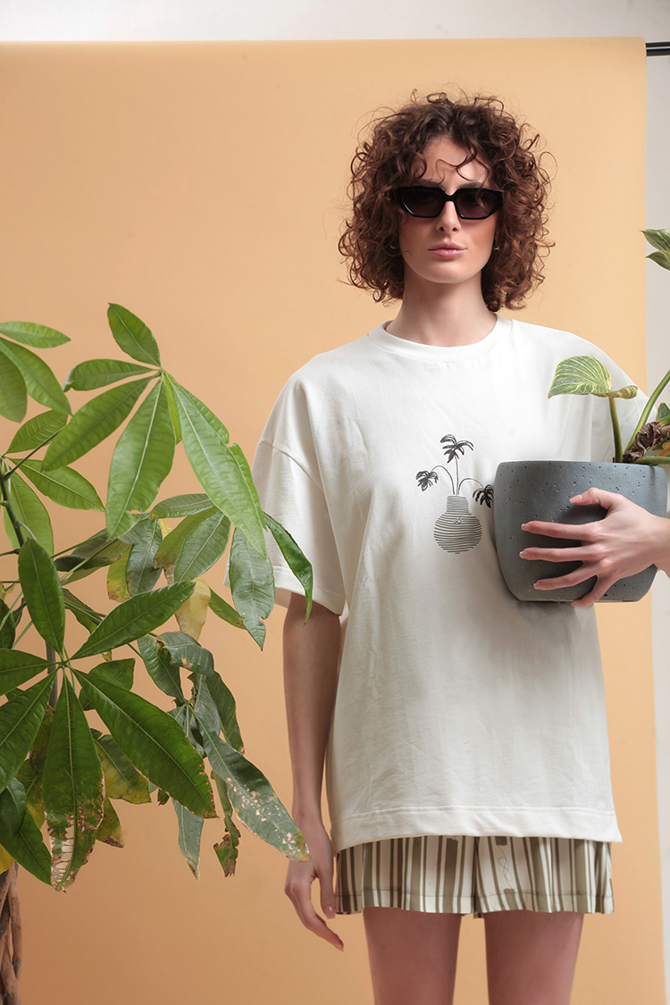 UNISEX T SHIRT WITH FLOWER POT LOGO — WHITE